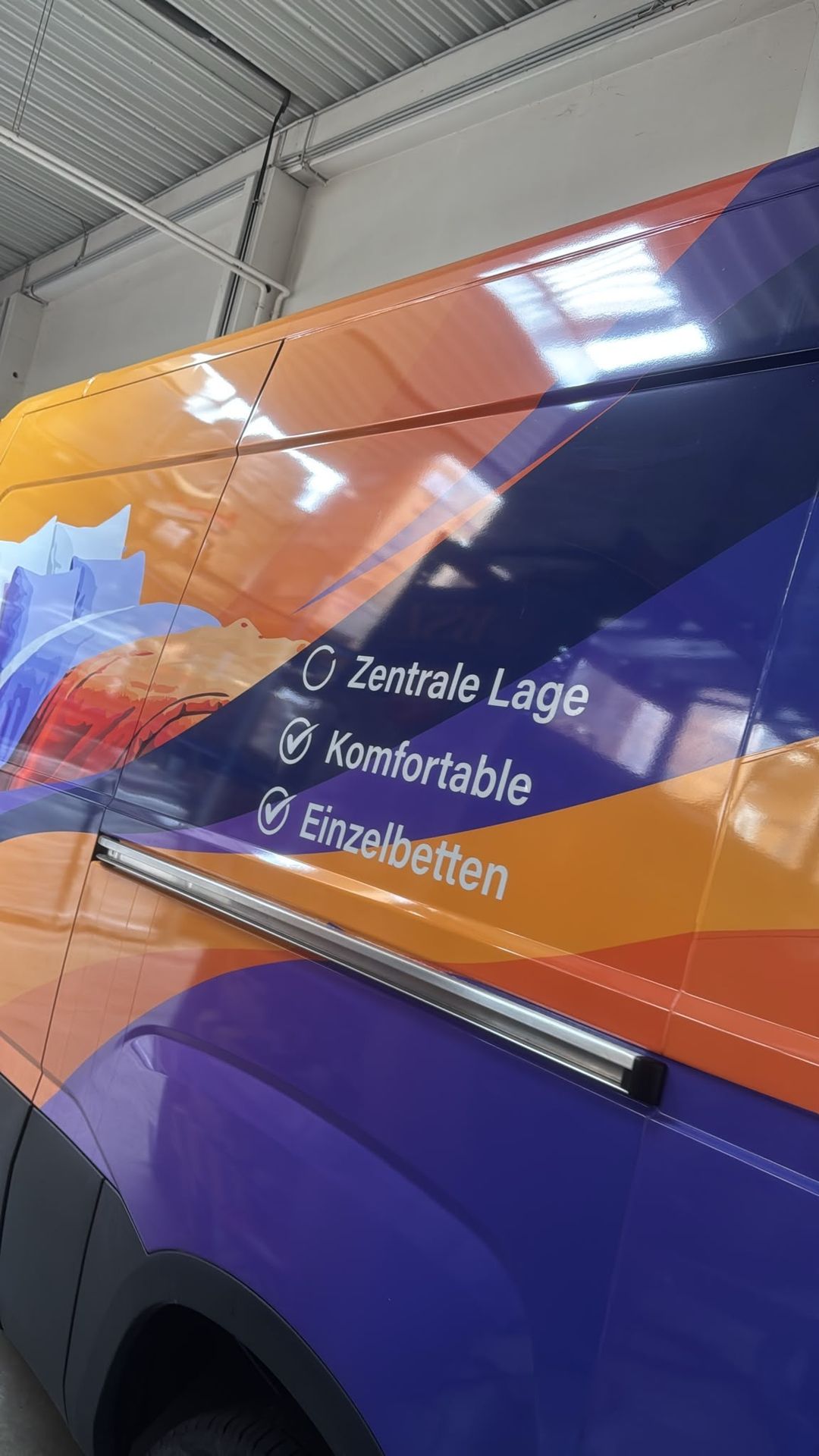 Beschrifteter Firmen-Transporter als Fahrzeugwerbungsreferenz von DOT.MEDIA