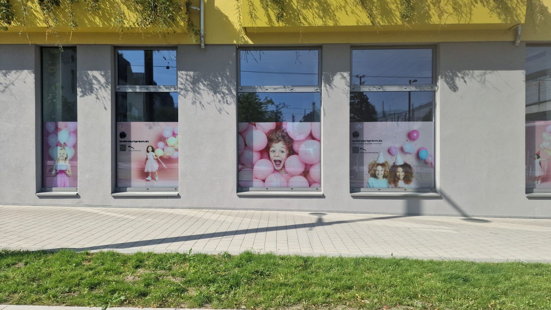 Fensterbeschriftung an einer Geschäftsfläche